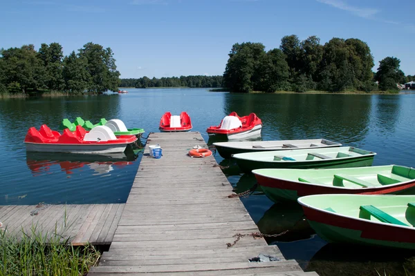Педалі і човни для плавання в озері Galve Стокова Картинка