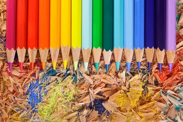 Радуга из разноцветных карандашей на стружке — стоковое фото