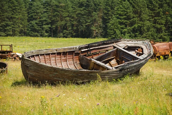 Stary rzucony łódź — Zdjęcie stockowe