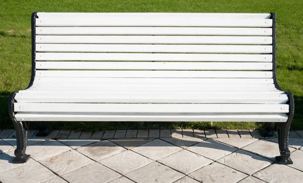 Белая деревянная скамейка — стоковое фото