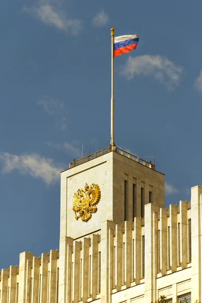 过这所房子的俄罗斯政府船旗 — 图库照片