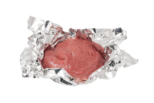 Сырое мясо в фольге — стоковое фото