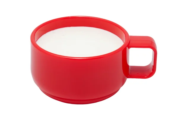 Красная чашка с кефиром — стоковое фото