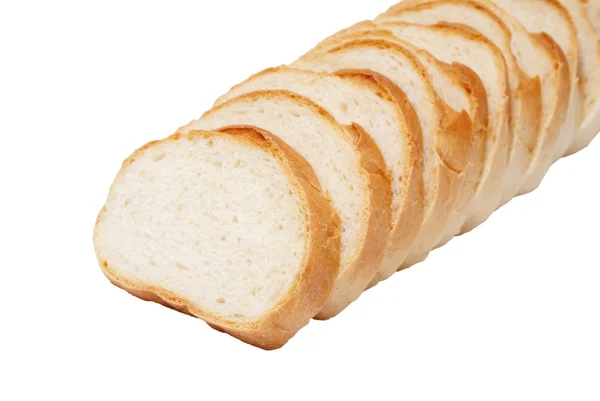 Буханка белого хлеба, разрезанная на куски — стоковое фото