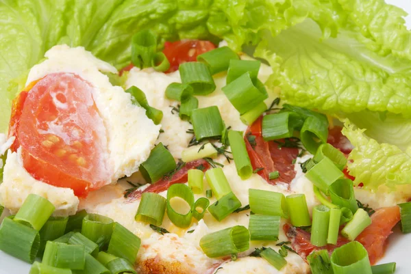 Omelet met tomaten en sla — Stockfoto