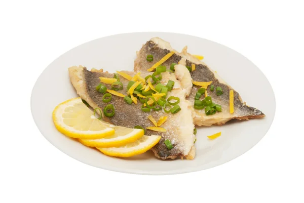 iki parça kızarmış balık ve limon segment