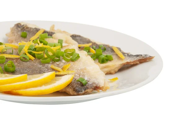 iki parça kızarmış balık ve limon segment