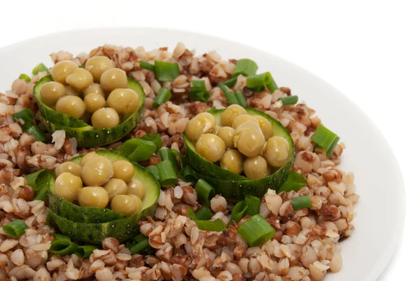 Cereali di grano saraceno con piselli verdi — Foto Stock