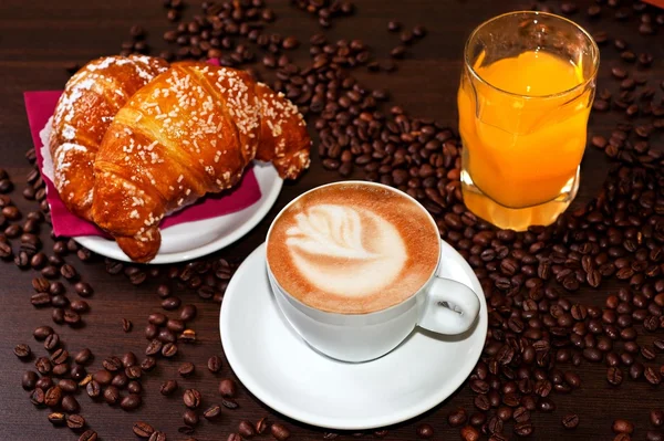 Brioches e cappuccino e jus — Fotografia de Stock