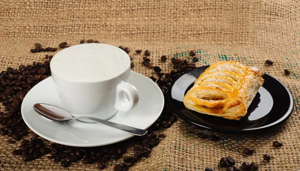 Milchbecher mit Croissant — Stockfoto