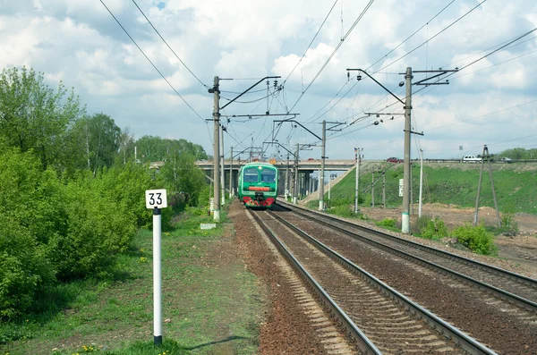 Spoorlijn vooruitzicht en elektrische trein — Stockfoto