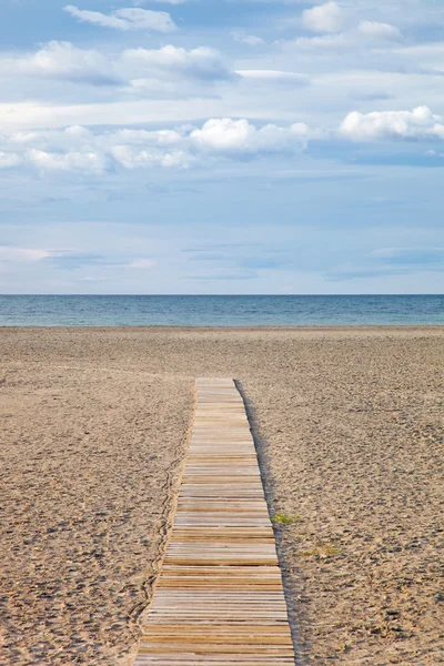 Spiaggia di sabbia con doghe di legno porta — Foto Stock