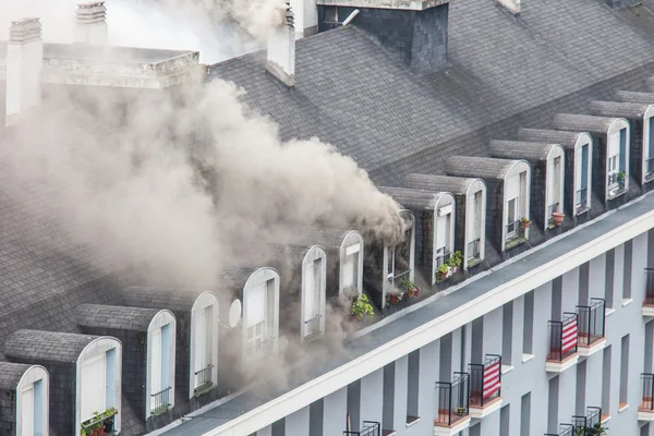 Fogo no prédio de apartamentos com fumaça pesada — Fotografia de Stock