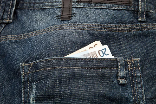 Opgeslagen euro opgeslagen in de zak van de jeans — Stockfoto