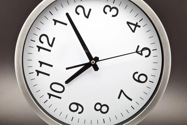 흰색 배경 및 검정 바늘 시계 — 스톡 사진