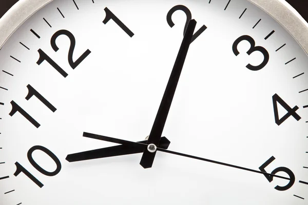 Uhr mit weißem Hintergrund und schwarzen Nadeln — Stockfoto