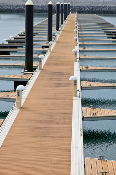 Limandaki teknelerin yanaşma için Pier — Stok fotoğraf