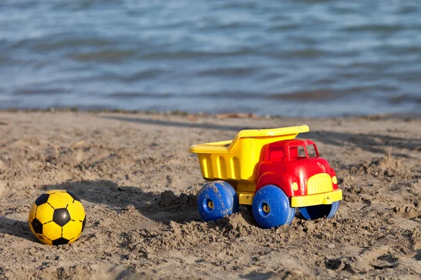 Hračky v písku beach — Stock fotografie