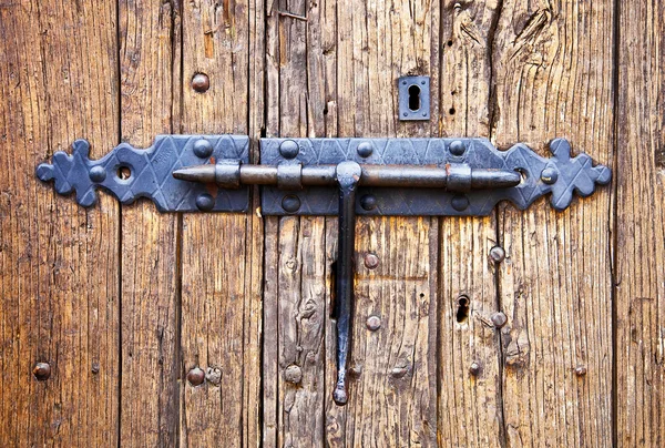 Tepaného železa zámek staré dřevěné dveře — Stock fotografie