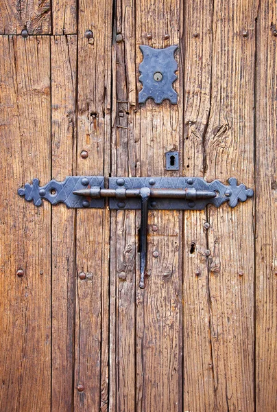 Кованый железный замок старая деревянная дверь — стоковое фото