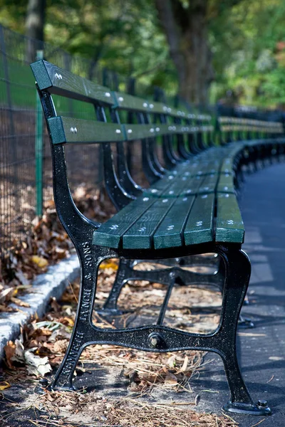 Bank om uit te rusten in een park — Stockfoto