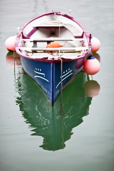 Βάρκα με κουπιά αγκυροβολημένο στη θάλασσα — Φωτογραφία Αρχείου
