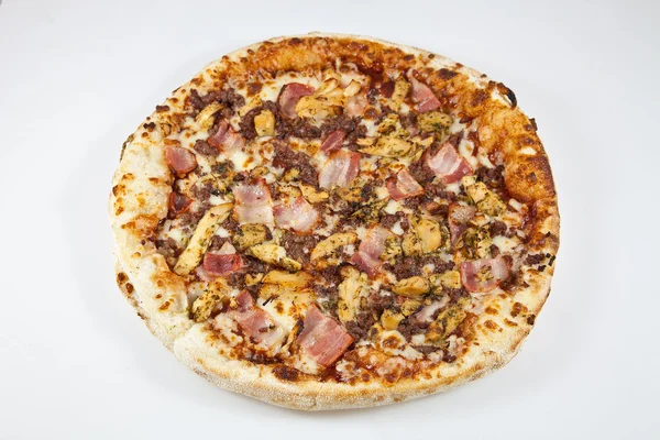 Вкусная итальянская пицца, приготовленная из дерева — стоковое фото