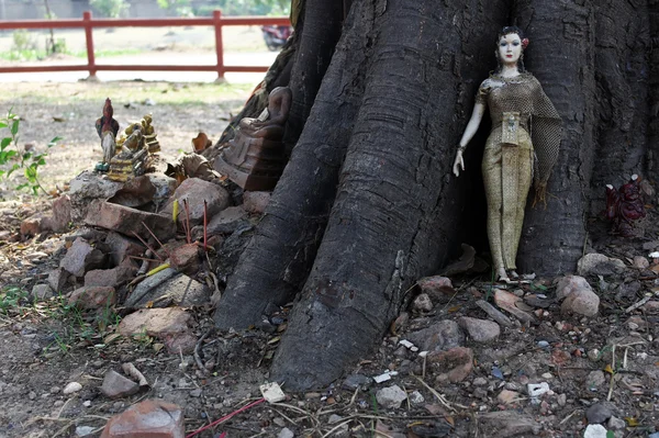 Bambola contro un albero — Foto Stock