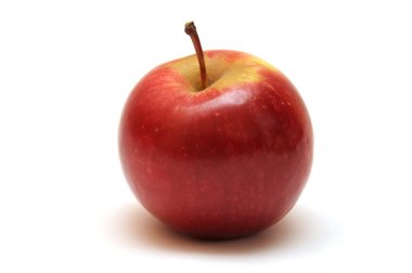 Beyaz bir arka plan üzerinde izole kırmızı olgun elma