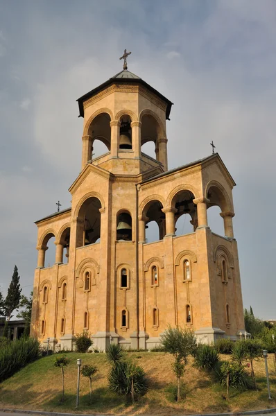 Catedral de Tbilisi Sameba - torre sineira de pé livre — Fotografia de Stock