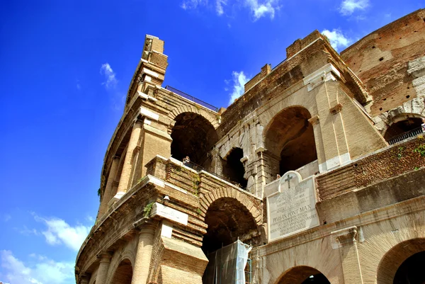 Roman Coliseum in a sunny day — Stock Photo, Image