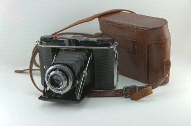 antika fotoğraf makinesi ile deri çanta