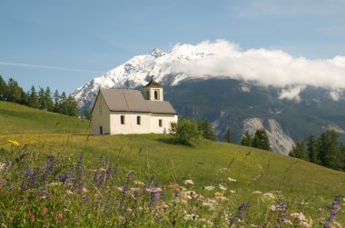 Alp manzara güzel kilise