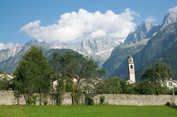 Vackra gamla byn (soglio) och kyrkan i alpint landskap (bregaglia region Schweiz) — Stockfoto