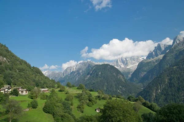 Paisagem alpina suíça — Fotografia de Stock