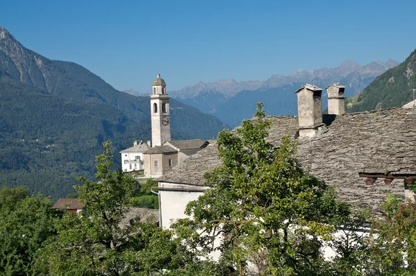Όμορφο παλιό χωριό (soglio) και η εκκλησία στα αλπικά τοπία (bregaglia περιοχή της Ελβετίας) — Φωτογραφία Αρχείου