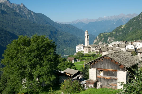 Krásné staré vesnice (Soglia) a kostel v alpské krajině (bregaglia regionu Švýcarska) — Stock fotografie
