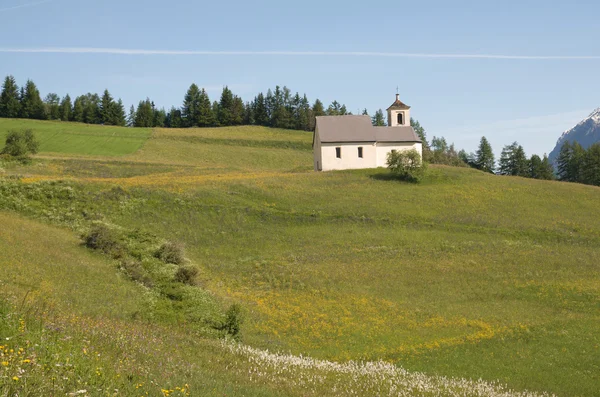Bela igreja na paisagem alpina — Fotografia de Stock