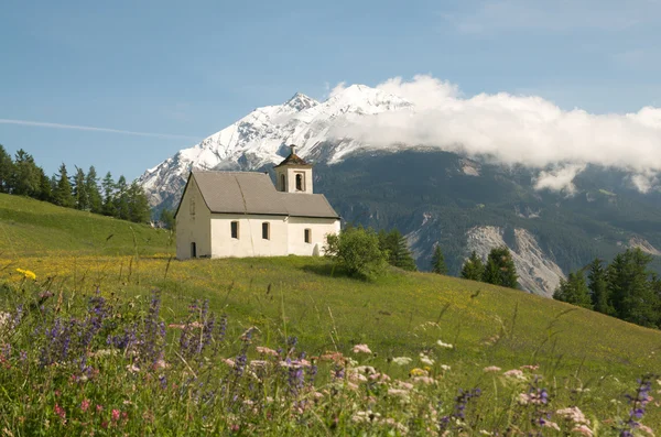 在阿尔卑斯山的风景的美丽教堂 — 图库照片