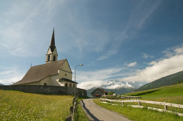 Hermosa iglesia en paisaje alpino — Foto de Stock