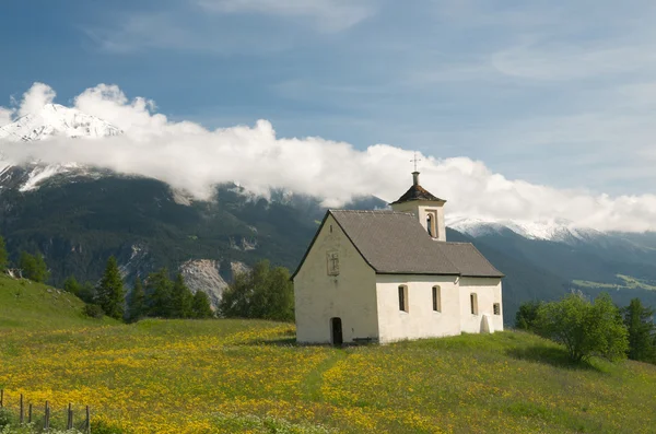 고산 풍경에 아름 다운 교회 — 스톡 사진