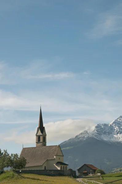 Vacker kyrka i alpint landskap — Stockfoto