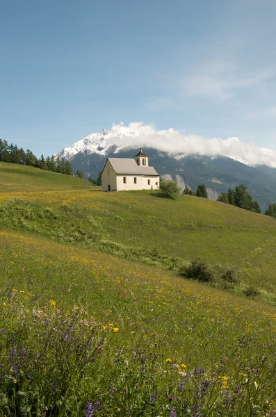 Hermosa iglesia en paisaje alpino — Foto de Stock