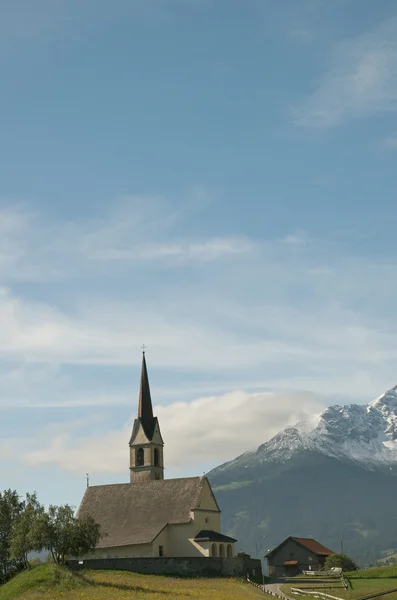 Krásný kostel v alpské krajině — Stock fotografie