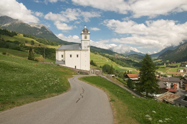 Starý kostel v alpské krajině — Stock fotografie