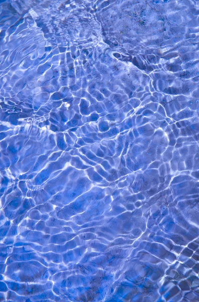 Прекрасный крупный план поверхности игристой воды — стоковое фото