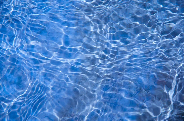 Mooie close-up van een bruisend wateroppervlak — Stockfoto