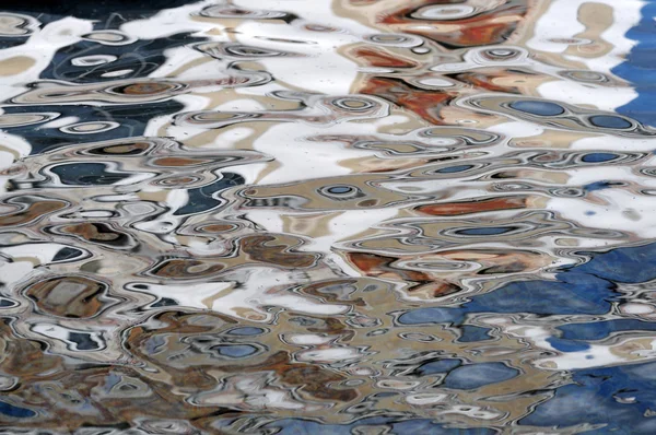 Прекрасный крупный план поверхности игристой воды — стоковое фото