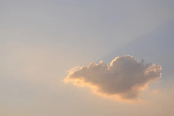 日没時の青い空を背景の 1 つの雲 — ストック写真