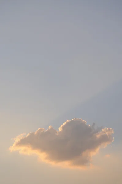 日没時の青い空を背景の 1 つの雲 — ストック写真